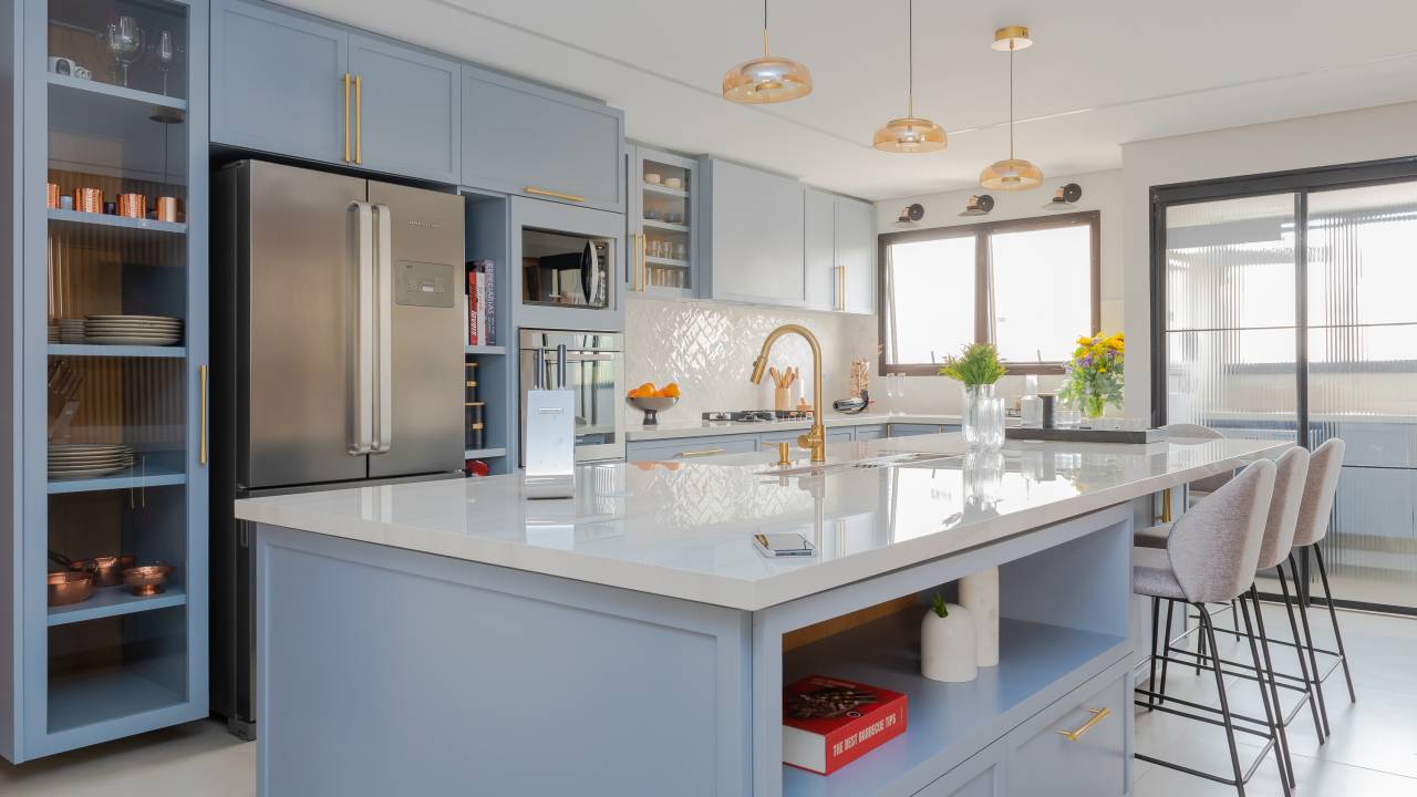 Formas lindas e cheias de estilo para usar azul na decoração. Projeto de Mari Milani.