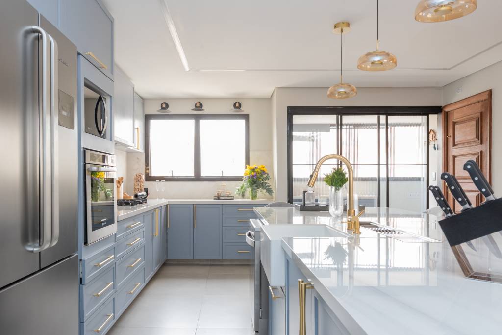formas-lindas-e-cheias-de-estilo-para-usar-azul-na-decoracao-mari-milani-02-cozinha-provencal Formas lindas e cheias de estilo para usar azul na decoração. Projeto de Mari Milani.
