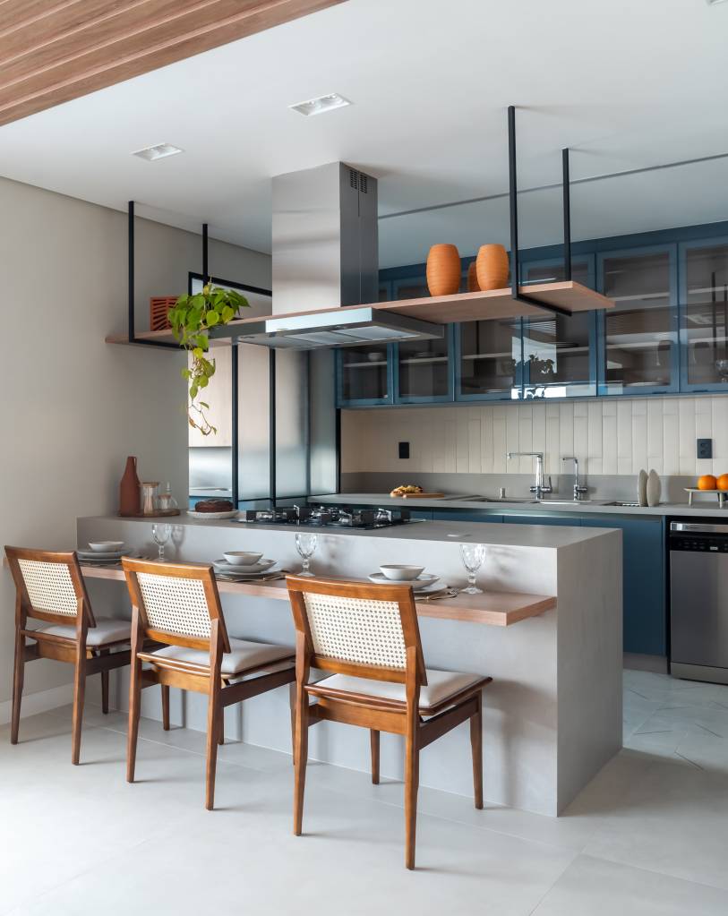 formas-lindas-e-cheias-de-estilo-para-usar-azul-na-decoracao-mari-milani-08-cozinha Formas lindas e cheias de estilo para usar azul na decoração. Projeto de Mari Milani.