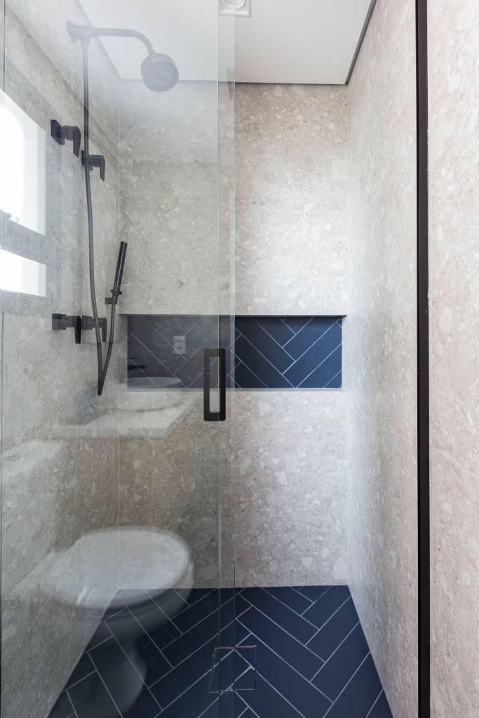 formas-lindas-e-cheias-de-estilo-para-usar-azul-na-decoracao-mari-milani-13-banheiro-ladrilhos Formas lindas e cheias de estilo para usar azul na decoração. Projeto de Mari Milani.