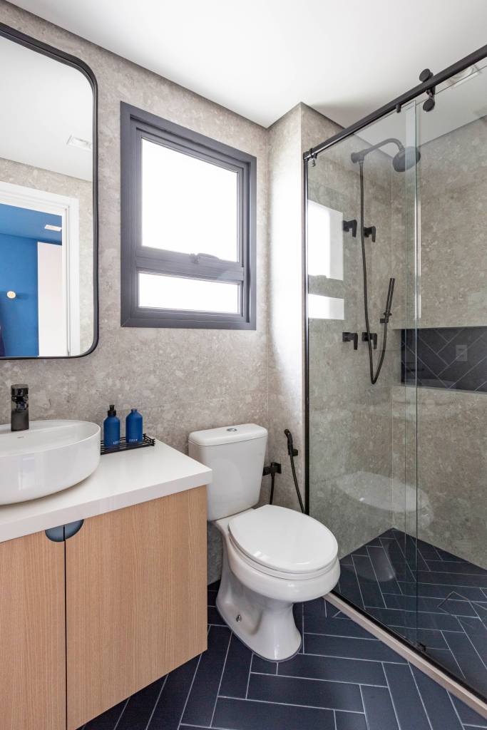formas-lindas-e-cheias-de-estilo-para-usar-azul-na-decoracao-mari-milani-14-banheiro-ladrilhos Formas lindas e cheias de estilo para usar azul na decoração. Projeto de Mari Milani.