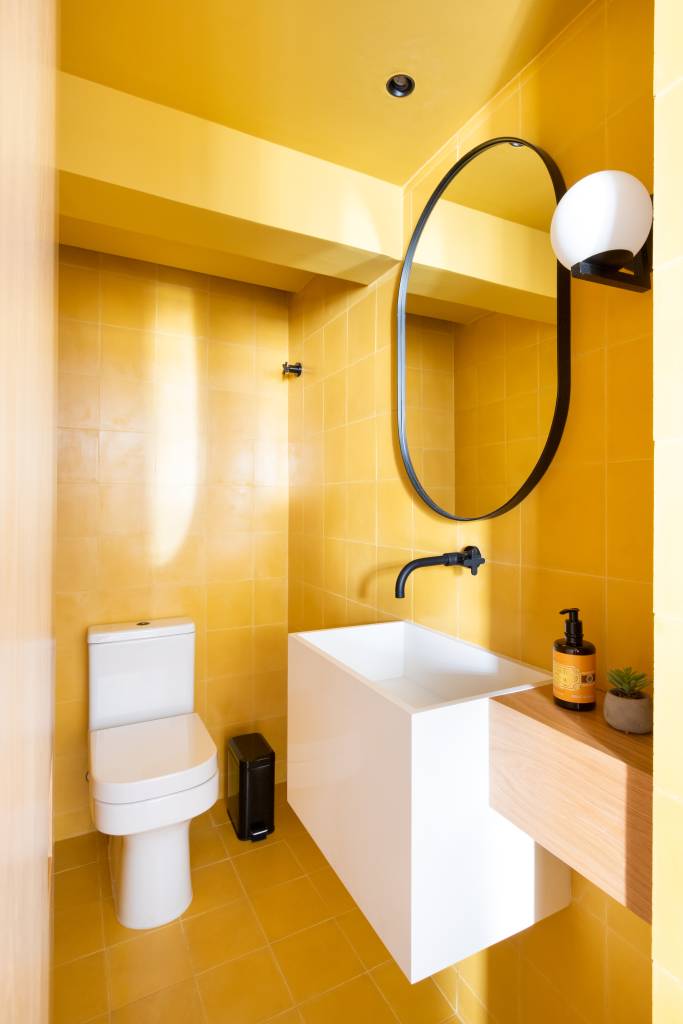 ladrilhos-hidraulicos-arquiteto-explica-o-que-sao-vantagens-e-como-assentar-rawi-arquitetura-design-06-lavabo-amarelo Ladrilhos hidráulicos: arquiteto explica o que são, vantagens e como assentar. Projeto de Rawi Arquitetura + Design.