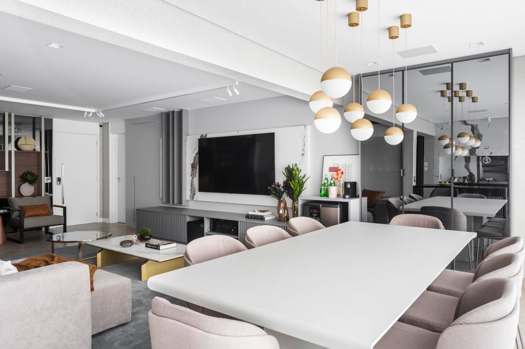 Lastras de porcelanato em painéis e grande cristaleira são destaque em apê