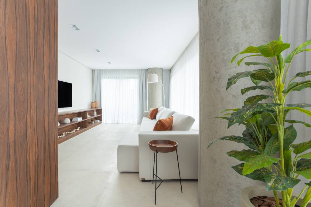 marcenaria-em-pau-ferro-percorre-apartamento-criando-continuidade-visual-resiliart-arquitetura-02 Marcenaria em pau-ferro percorre apartamento criando continuidade visual. Projeto de ResiliArt Arquitetura.