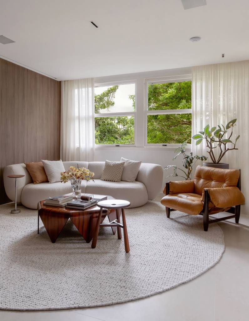 marcenarias-em-tons-escuros-e-claros-se-combinam-para-criar-apartamento-elegante-bf-arquitetos-01 Marcenarias em tons escuros e claros se combinam para criar apartamento elegante. Projeto de BF + Arquitetos.