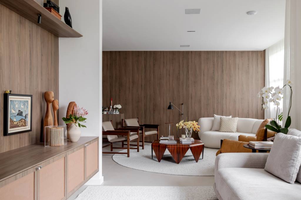 Marcenarias em tons escuros e claros se combinam para criar apartamento elegante