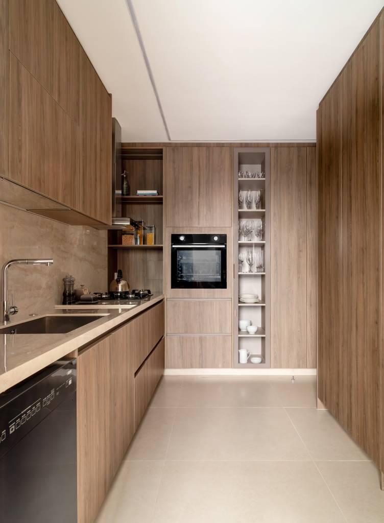 Marcenarias em tons escuros e claros se combinam para criar apartamento elegante. Projeto de BF + Arquitetos.