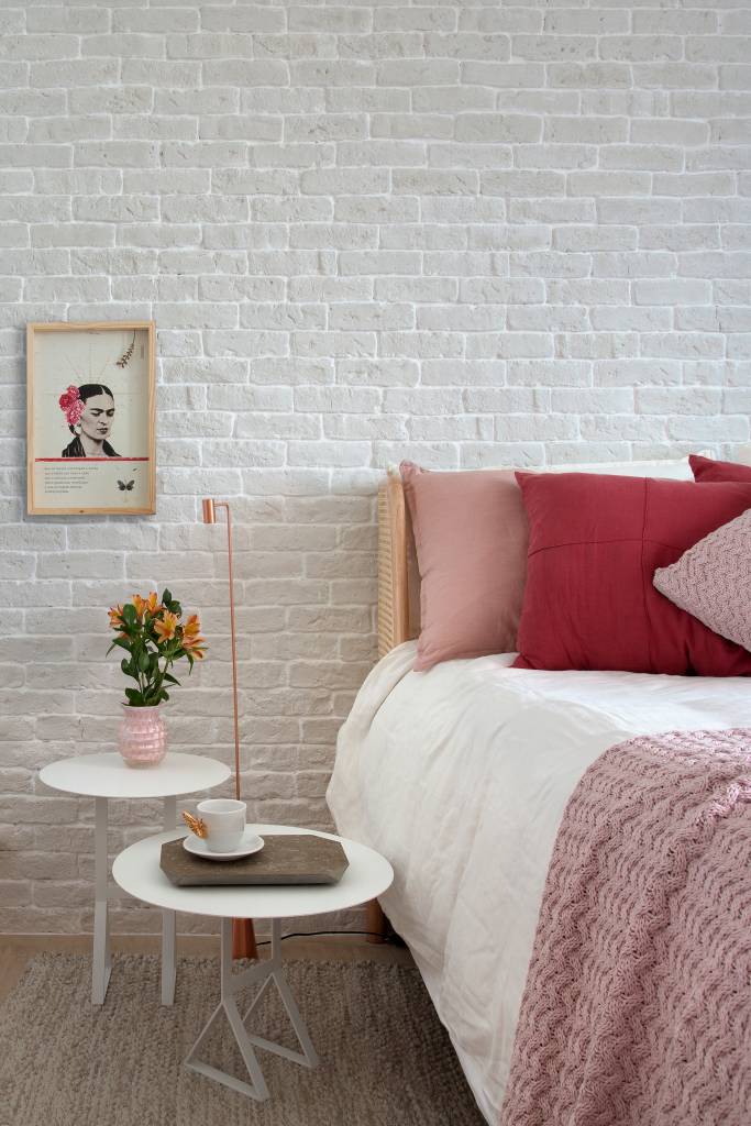 moveis-soltos-e-paleta-de-cores-claras-dao-ar-contemporaneo-a-ape-alugado-mar-arquitetura-19-quarto-tijolinho Móveis soltos e paleta de cores claras dão ar contemporâneo a apê alugado. Projeto de MAR Arquitetura.
