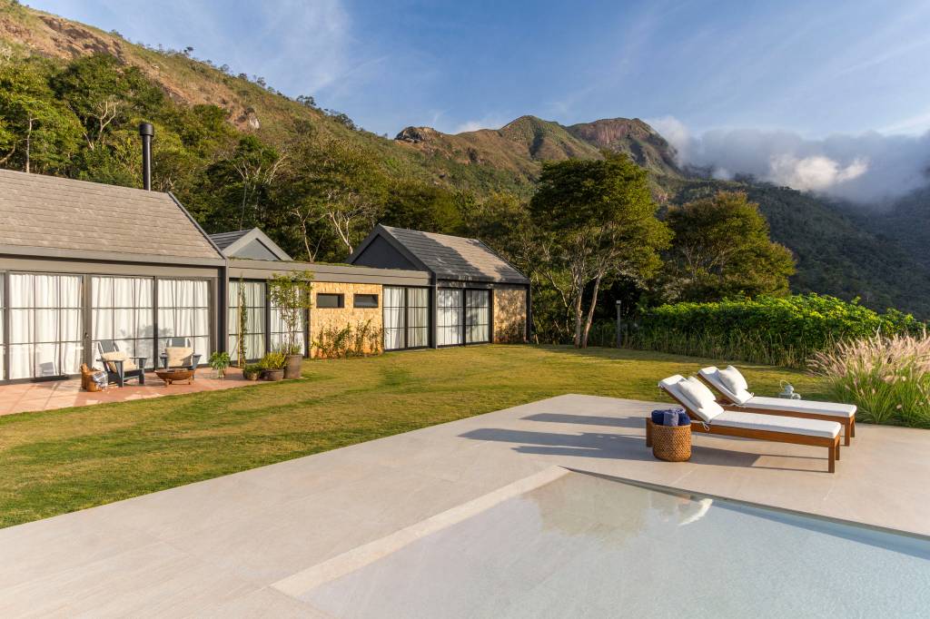Nessa linda casa de campo, suítes tem vista para as montanhas e acesso ao jardim