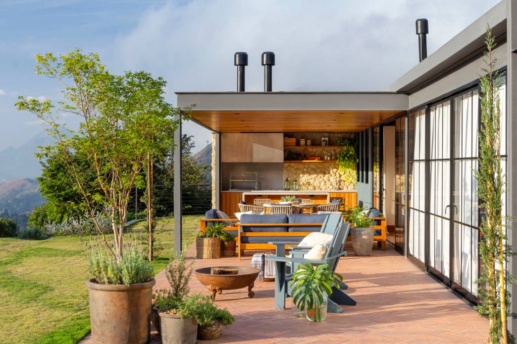 nessa-linda-casa-de-campo-suites-tem-vista-para-as-montanhas-e-acesso-ao-jardim-fossati-arquitetura-11-area-gourmet Nessa linda casa de campo, suítes tem vista para as montanhas e acesso ao jardim. Projeto de Fossati Arquitetura.