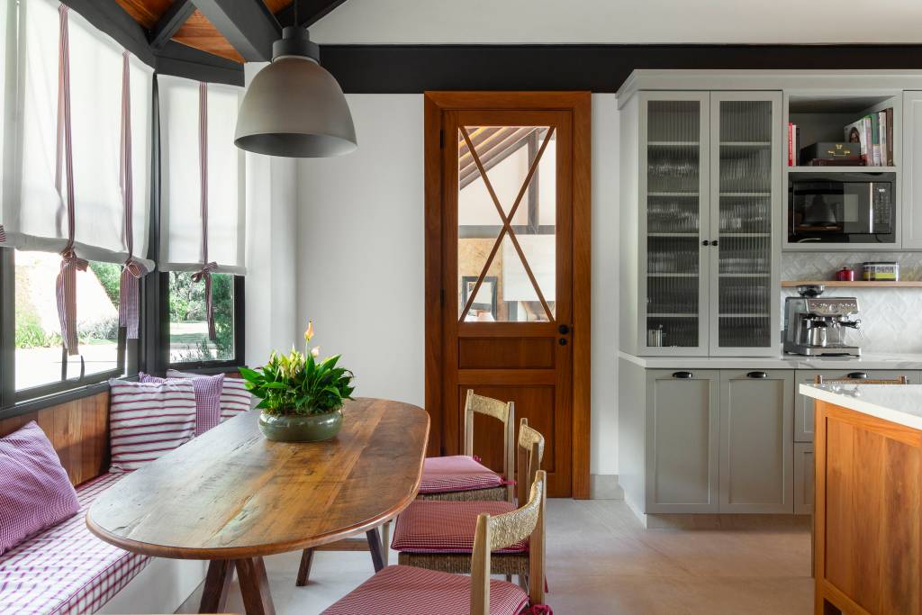 Nessa linda casa de campo, suítes tem vista para as montanhas e acesso ao jardim. Projeto de Fossati Arquitetura.