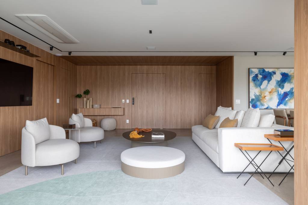 Neste apê, sala de TV com sofá cama elétrico é brinquedoteca. Projeto de CADDA Arquitetura.