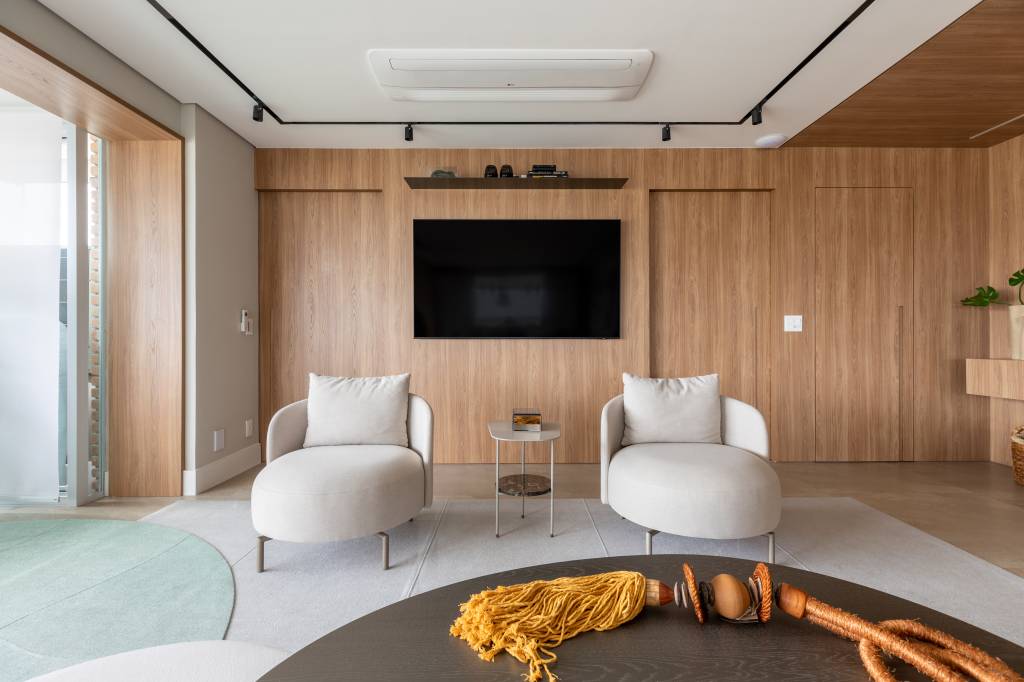 Neste apê, sala de TV com sofá cama elétrico é brinquedoteca. Projeto de CADDA Arquitetura.