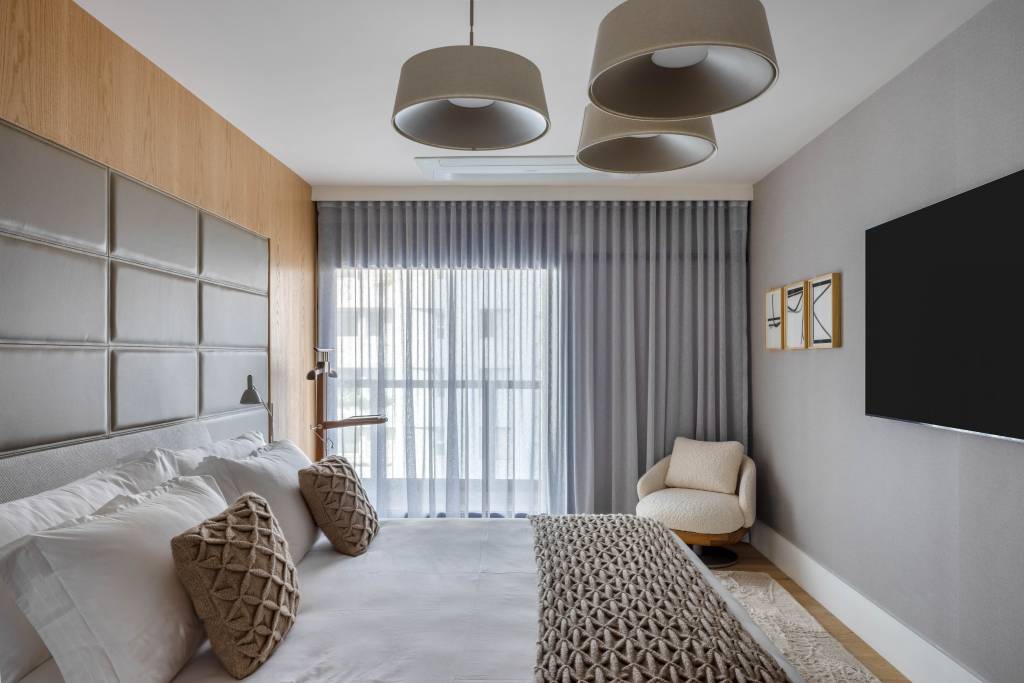 painel-em-marcenaria-curvo-envolve-sala-e-abriga-estante-com-nichos-neste-ape-andrea-chicharo-25-quarto-cortina Painel em marcenaria curvo envolve sala e abriga estante com nichos neste apê. Projeto de Andrea Chicharo.