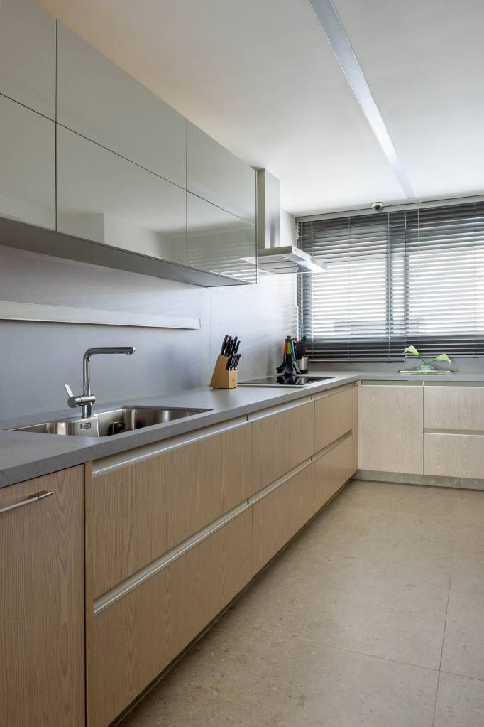 painel-em-marcenaria-curvo-envolve-sala-e-abriga-estante-com-nichos-neste-ape-andrea-chicharo-31-cozinha-bege Painel em marcenaria curvo envolve sala e abriga estante com nichos neste apê. Projeto de Andrea Chicharo.