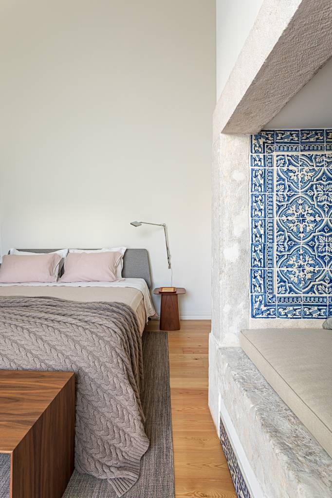 Palacete em Lisboa retrofitado tem painel de azulejos histórico na sala de estar. Projeto de Andrea Chicharo.