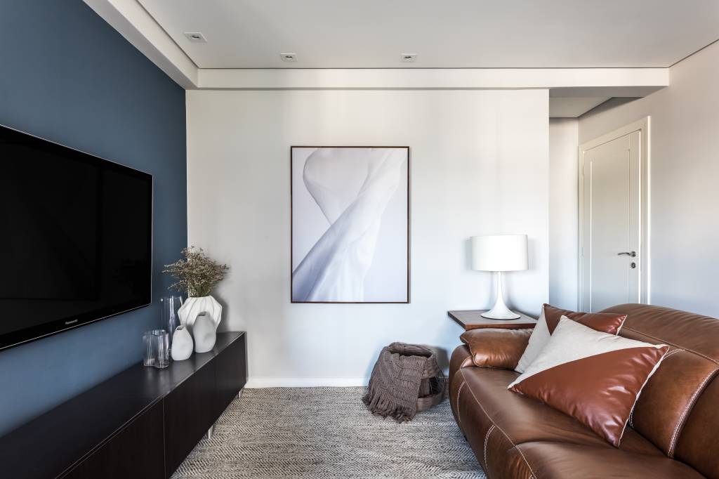 parede-em-tom-azul-profundo-e-ponto-focal-neste-apartamento-de-85-m-dc55-arquitetura-03 Parede em tom azul profundo é ponto focal neste apartamento de 85 m². Projeto de DC55 Arquitetura.