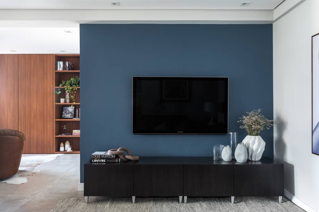 parede-em-tom-azul-profundo-e-ponto-focal-neste-apartamento-de-85-m-dc55-arquitetura-04 Parede em tom azul profundo é ponto focal neste apartamento de 85 m². Projeto de DC55 Arquitetura.