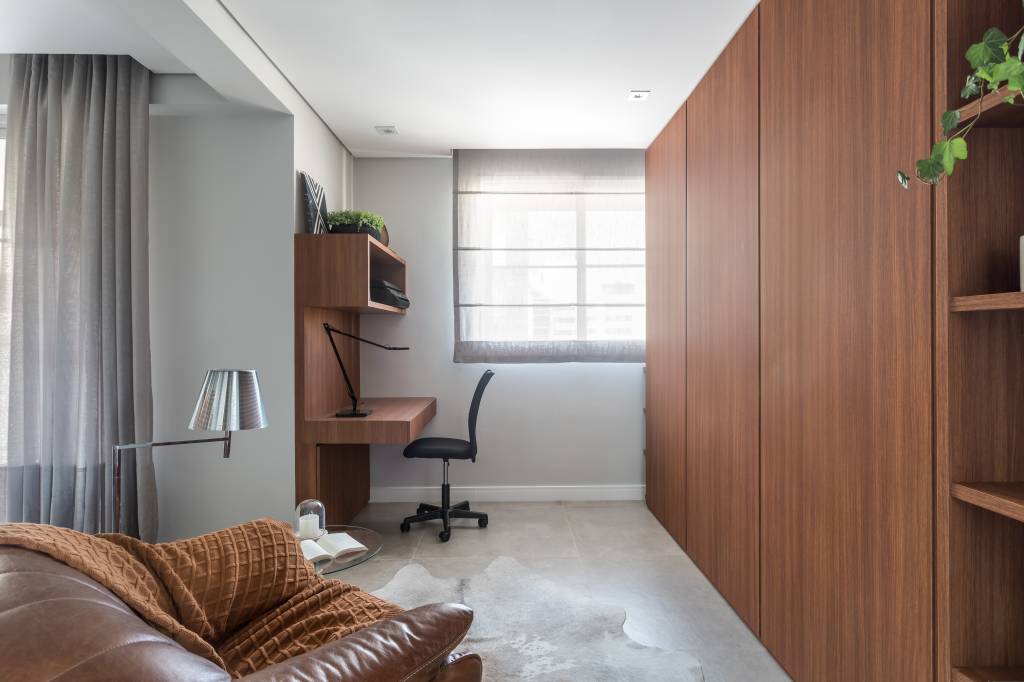 parede-em-tom-azul-profundo-e-ponto-focal-neste-apartamento-de-85-m-dc55-arquitetura-09 Parede em tom azul profundo é ponto focal neste apartamento de 85 m². Projeto de DC55 Arquitetura.