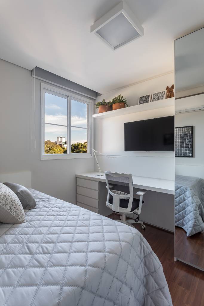 parede-em-tom-azul-profundo-e-ponto-focal-neste-apartamento-de-85-m-dc55-arquitetura-11 Parede em tom azul profundo é ponto focal neste apartamento de 85 m². Projeto de DC55 Arquitetura.
