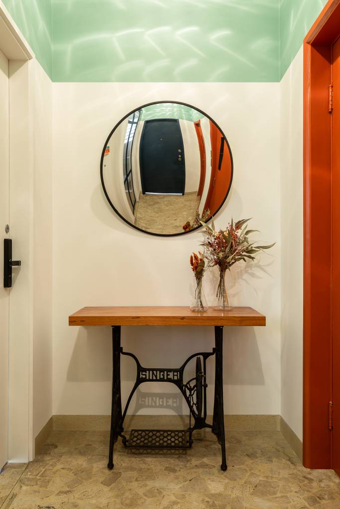 Passado e presente: apê tem azulejos descascados no lavabo, eletrocalhas e piano na sala. Projeto de Superlimão.