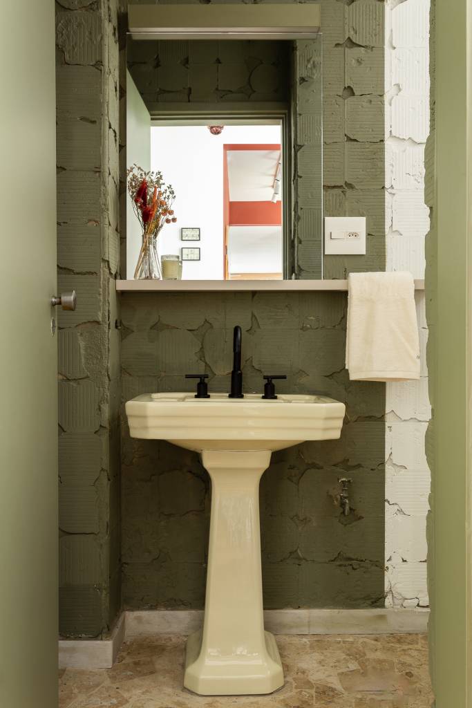 Passado e presente: apê tem azulejos descascados no lavabo, eletrocalhas e piano na sala. Projeto de Superlimão.