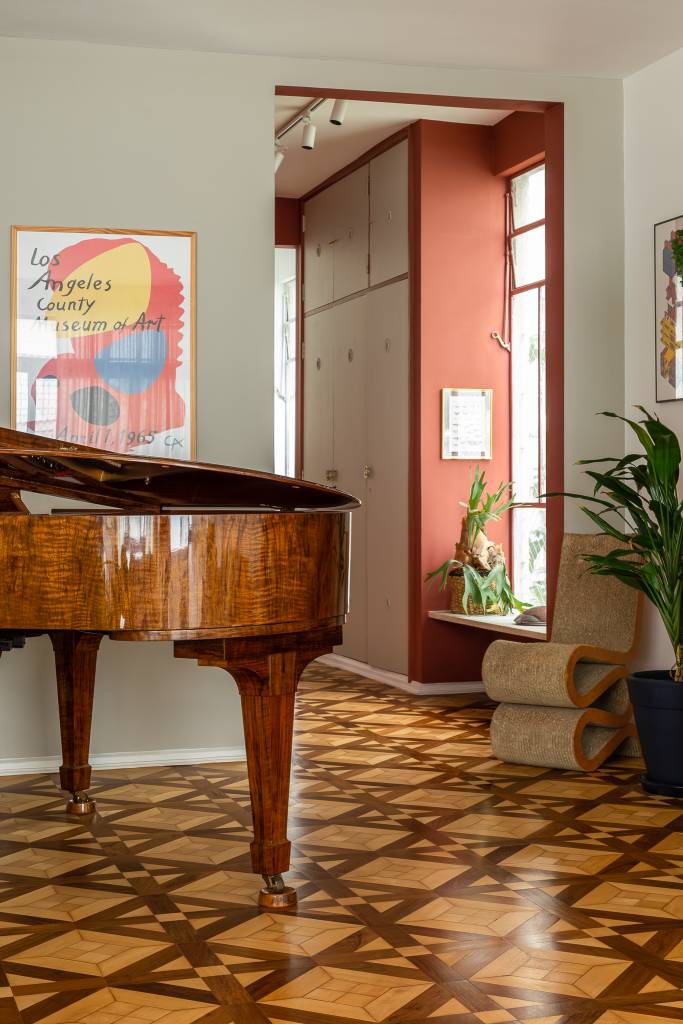 Passado e presente: apê tem azulejos descascados no lavabo, eletrocalhas e piano na sala. Projeto de Superlimão.