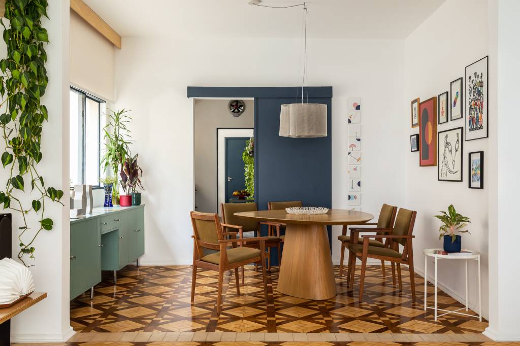 Passado e presente: apê tem azulejos descascados no lavabo, eletrocalhas e piano na sala. Projeto de Superlimão.