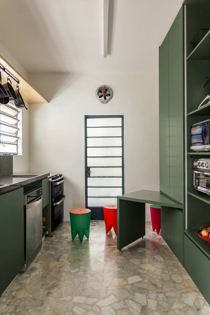 Passado e presente: apê tem azulejos descascados no lavabo, eletrocalhas e piano na sala. Projeto de Superlimão.