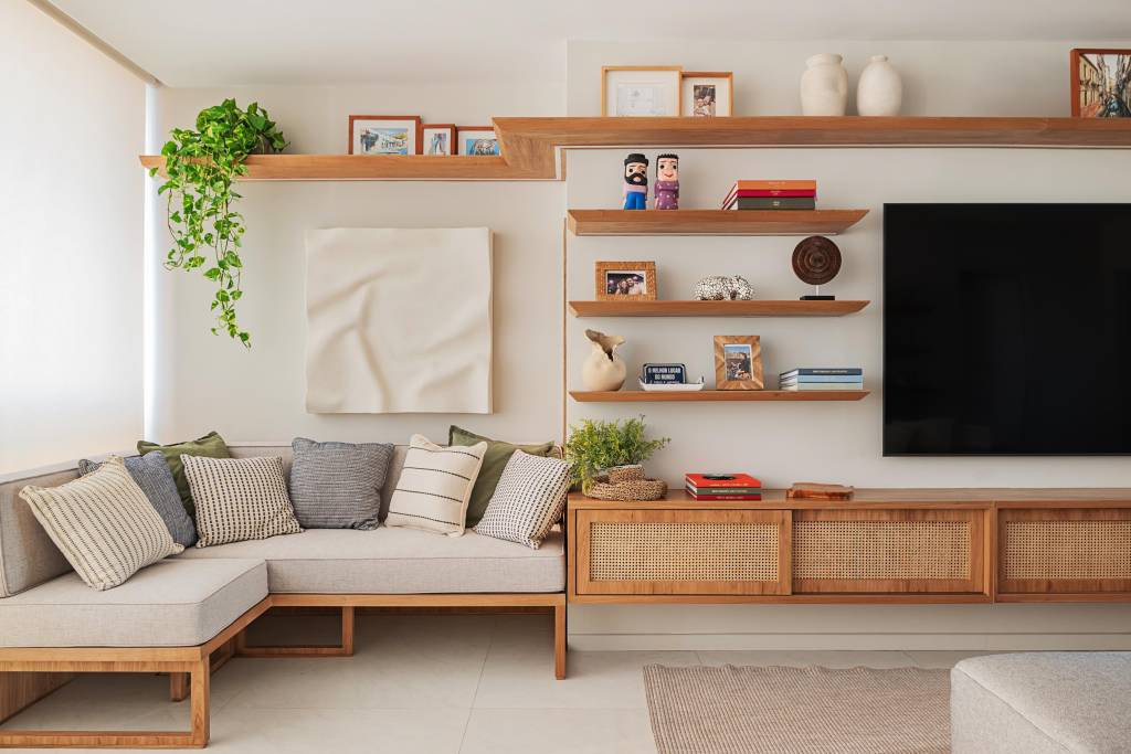 Piso em porcelanato bege cria atmosfera leve e despojada neste apartamento