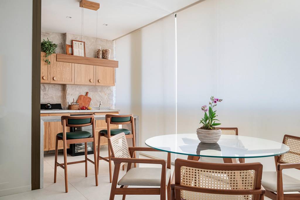 piso-em-porcelanato-bege-cria-atmosfera-leve-e-despojada-neste-apartamento-juliana-zappa-05-area-gourmet Piso em porcelanato bege cria atmosfera leve e despojada neste apartamento. Projeto de Juliana Zappa.