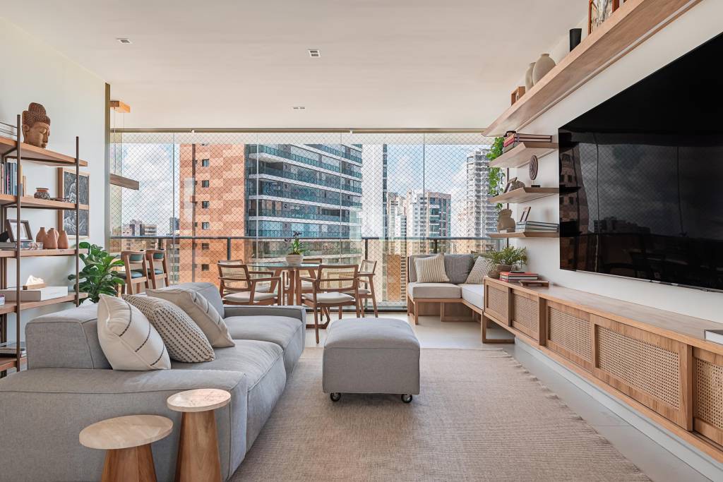 piso-em-porcelanato-bege-cria-atmosfera-leve-e-despojada-neste-apartamento-juliana-zappa-07-sala Piso em porcelanato bege cria atmosfera leve e despojada neste apartamento. Projeto de Juliana Zappa.
