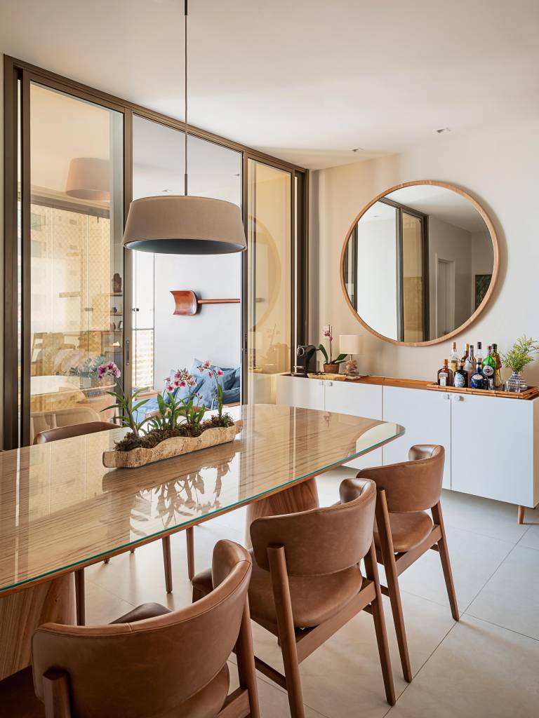 piso-em-porcelanato-bege-cria-atmosfera-leve-e-despojada-neste-apartamento-juliana-zappa-12-jantar Piso em porcelanato bege cria atmosfera leve e despojada neste apartamento. Projeto de Juliana Zappa.