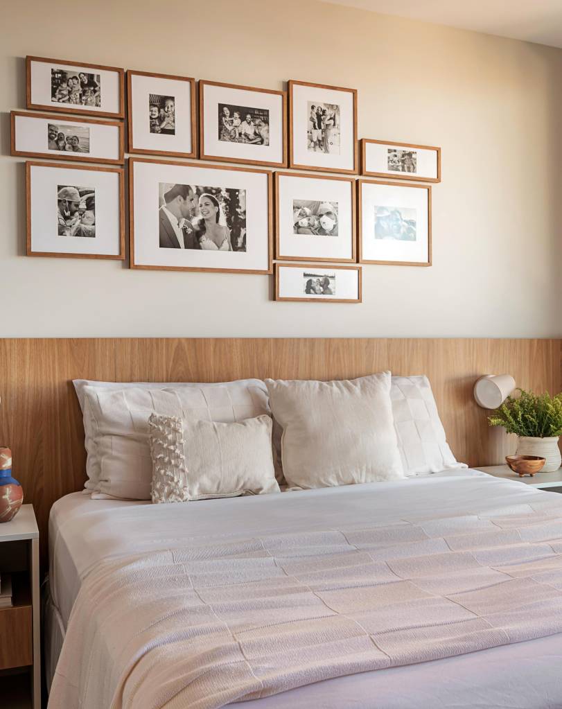 piso-em-porcelanato-bege-cria-atmosfera-leve-e-despojada-neste-apartamento-juliana-zappa-16-quarto-quadros Piso em porcelanato bege cria atmosfera leve e despojada neste apartamento. Projeto de Juliana Zappa.