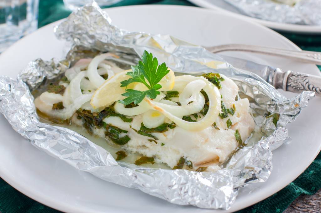Cod,Baked,In,Foil,With,Parsley,And,Onion,,Horizontal 3 receitas bacalhau para celebrar a Páscoa!