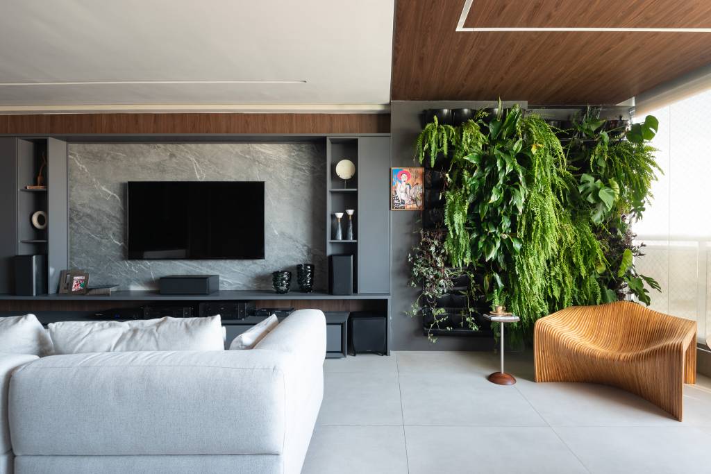 sala-de-vinhos-elegante-tem-estante-personalizada-poltronas-de-couro-e-uma-vitrola-grace-dantas-02-jardim-vertical Sala de vinhos elegante tem estante personalizada, poltronas de couro e uma vitrola. Projeto de Grace Dantas Arquitetura.