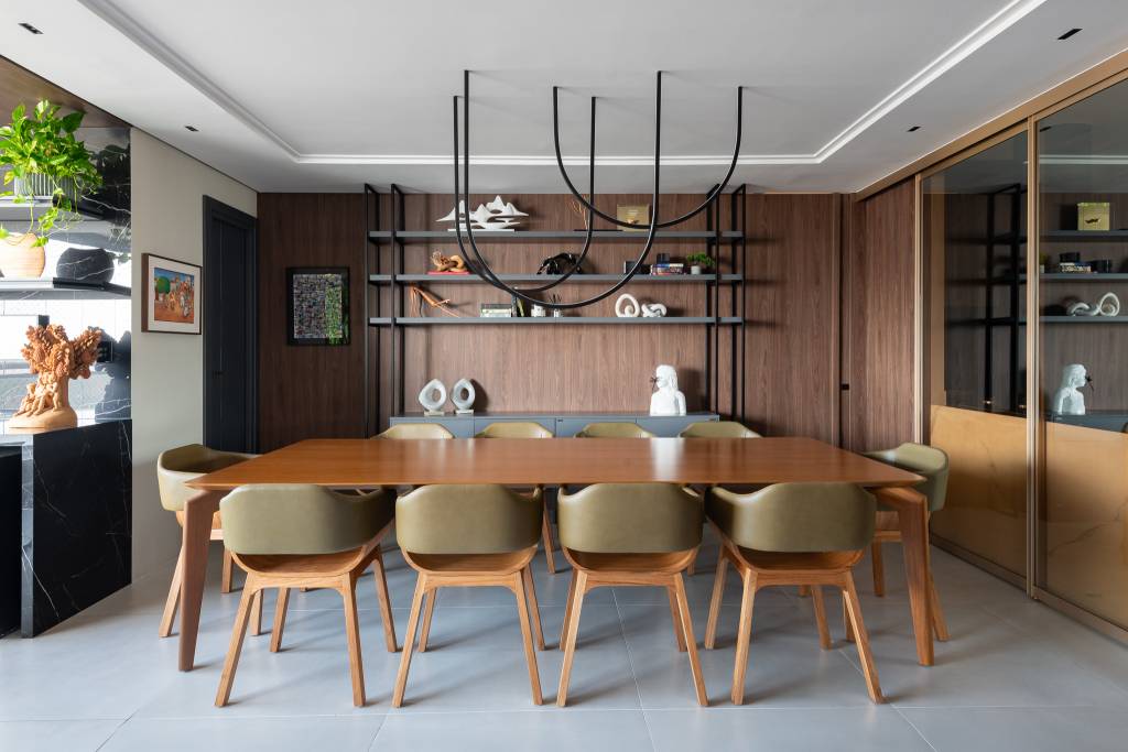 sala-de-vinhos-elegante-tem-estante-personalizada-poltronas-de-couro-e-uma-vitrola-grace-dantas-10-jantar Sala de vinhos elegante tem estante personalizada, poltronas de couro e uma vitrola. Projeto de Grace Dantas Arquitetura.