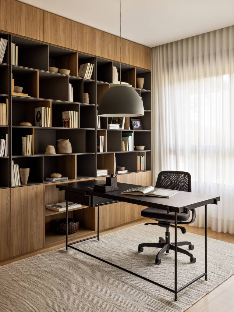 teto-de-lamina-de-carvalho-e-tons-de-bege-dao-elegancia-e-leveza-a-ape-patricia-martinez-09-home-office-nicho Teto de lâmina de carvalho e tons de bege dão elegância e leveza a apê. Projeto de Patricia Martinez Arquitetura.