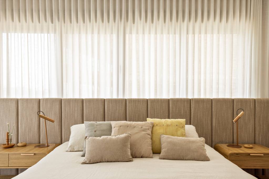 teto-de-lamina-de-carvalho-e-tons-de-bege-dao-elegancia-e-leveza-a-ape-patricia-martinez-10-quarto Teto de lâmina de carvalho e tons de bege dão elegância e leveza a apê. Projeto de Patricia Martinez Arquitetura.
