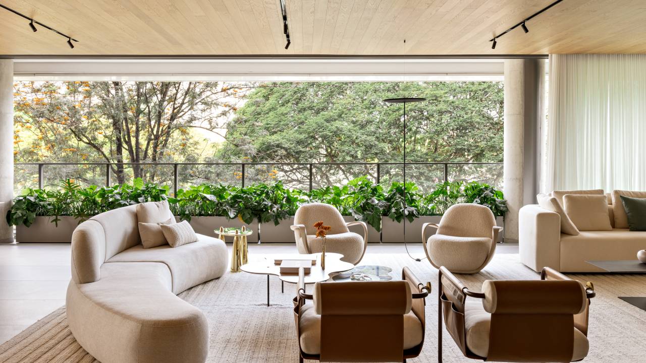 Teto de lâmina de carvalho e tons de bege dão elegância e leveza a apê. Projeto de Patricia Martinez Arquitetura.