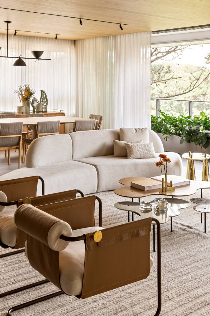 teto-de-lamina-de-carvalho-e-tons-de-bege-dao-elegancia-e-leveza-a-ape-patricia-martinez-21-sala-poltrona Teto de lâmina de carvalho e tons de bege dão elegância e leveza a apê. Projeto de Patricia Martinez Arquitetura.