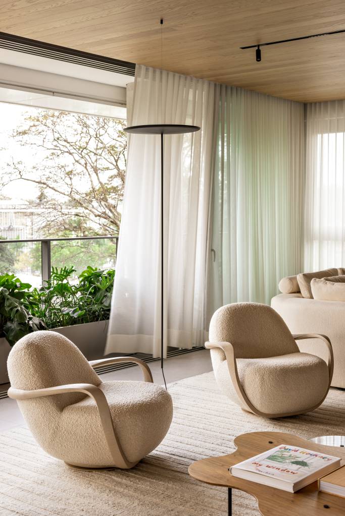 teto-de-lamina-de-carvalho-e-tons-de-bege-dao-elegancia-e-leveza-a-ape-patricia-martinez-23-sala-poltrona-cortina Teto de lâmina de carvalho e tons de bege dão elegância e leveza a apê. Projeto de Patricia Martinez Arquitetura.