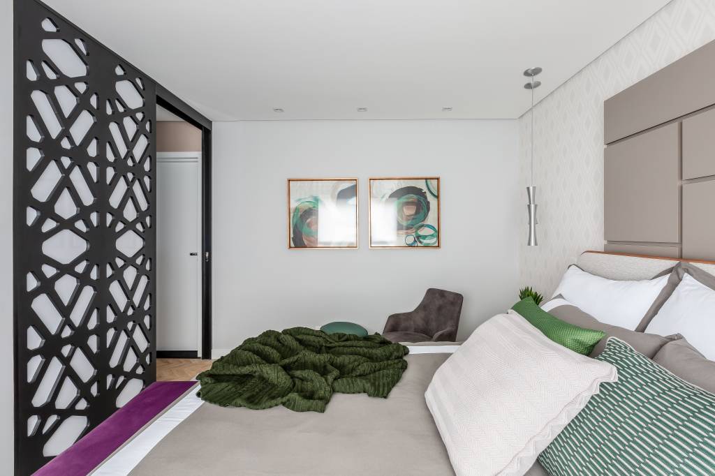 varanda-de-ape-de-242-m-no-tatuape-tem-moveis-de-madeira-de-demolicao-e-area-gourmet-rmv-interiores-03 Varanda de apê de 242 m² no Tatuapé tem móveis de madeira de demolição e área gourmet. Projeto de RMV Interiores.