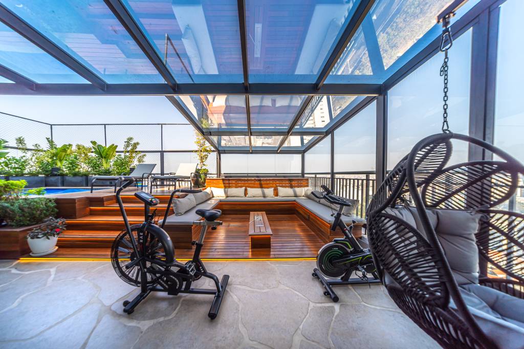 Academia, sala de cinema e deck com piscina fazem de apê um local de lazer