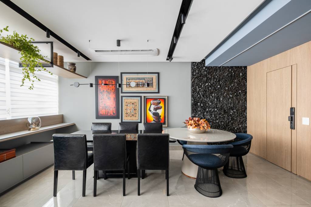 Ambiente multifuncional em apê reúne estar, jantar, home office e charmoso espaço de café. Projeto de Karina Passarelli.