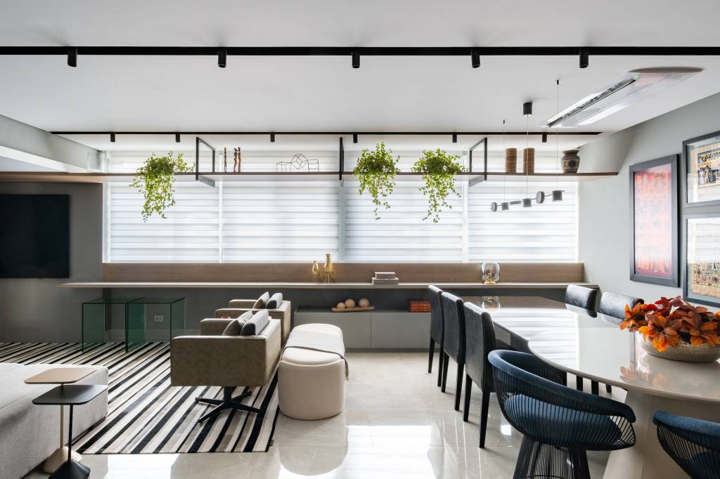 Ambiente multifuncional em apê reúne estar, jantar, home office e charmoso espaço de café. Projeto de Karina Passarelli.