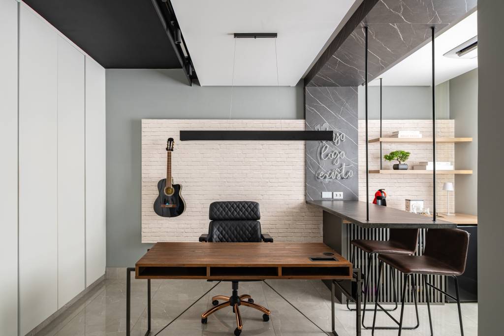 Ambiente multifuncional em apê reúne estar, jantar, home office e charmoso espaço de café. Projeto de Karina Passarelli.