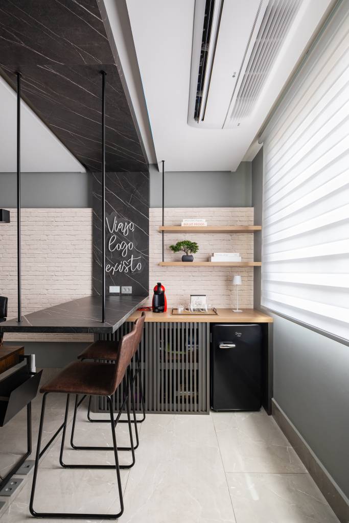 Ambiente multifuncional em apê reúne estar, jantar, home office e charmoso espaço de café. Projeto de Karina Passarelli.
