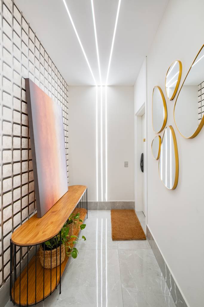 Ambiente multifuncional em apê reúne estar, jantar, home office e charmoso espaço de café. Projeto de Karina Passarelli.