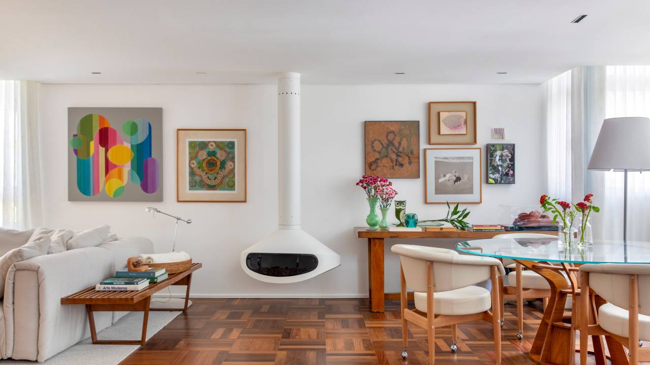 Apartamento despojado tem adega climatizada e bar rosa. Projeto de Ana Moura.